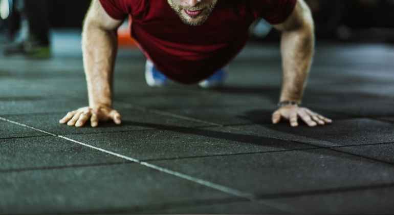 Limpieza de un suelo de goma para un gimnasio
