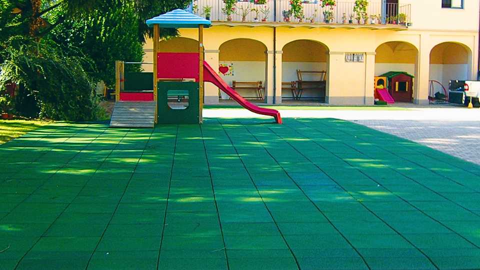 Applicazioni 3 Pavimentazione antitrauma in gomma riciclata per parchi gioco e scuole