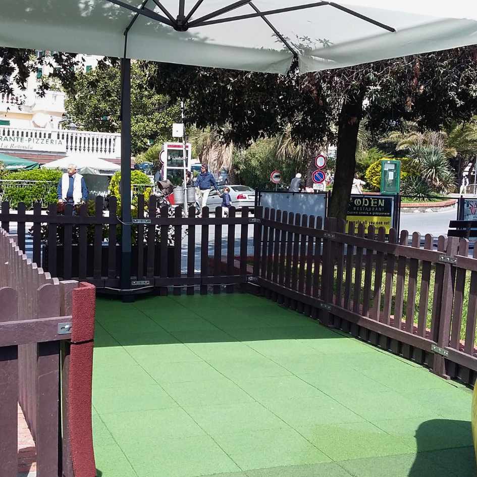 Suelos de goma para exteriores: guía completa y ventajas 15 Zona de juegos comunitaria con suelo de goma para exteriores