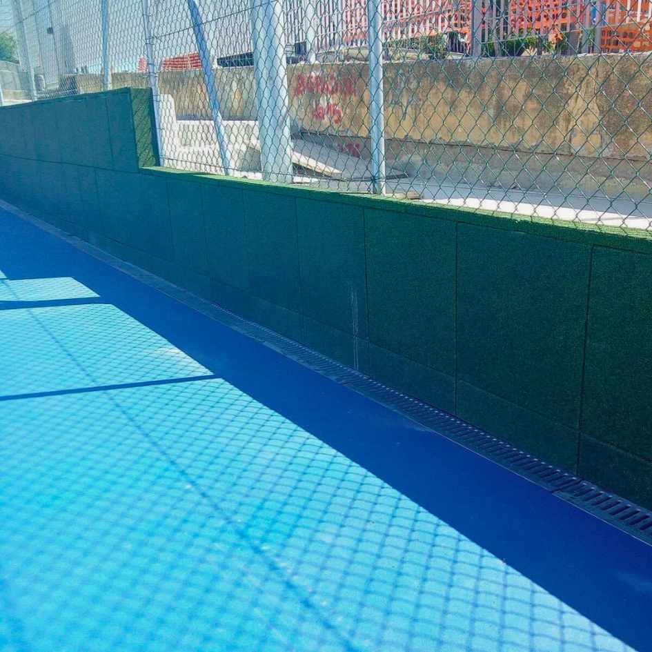 Suelos de goma para exteriores: guía completa y ventajas 17 Campo deportivo con suelo protector de goma