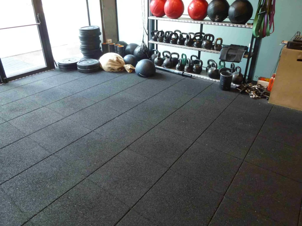 Applicazioni 2 Area training con kettlebell e pavimentazione ECO-GYM a piastre nere