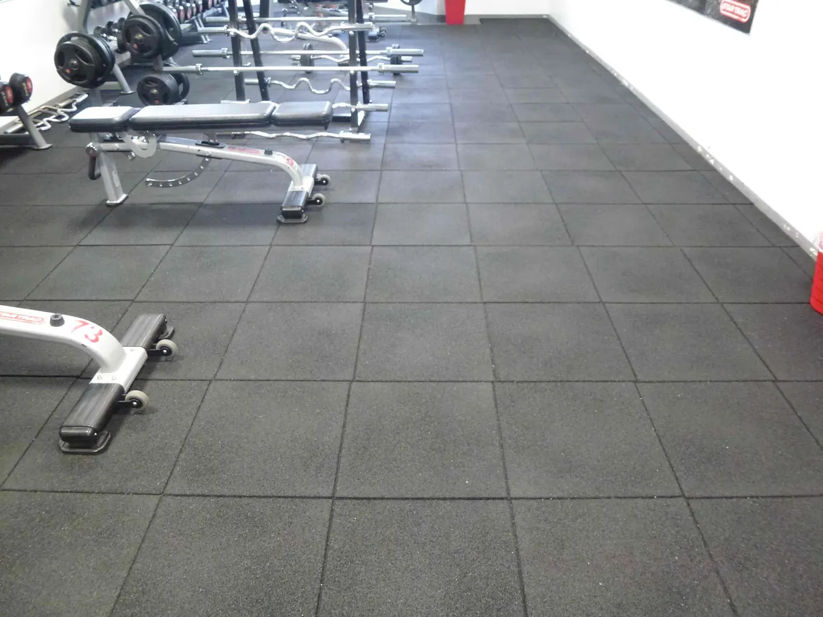 Pavimento palestre 1 Pavimentazione in gomma ECO-GYM installata in una palestra con area pesi