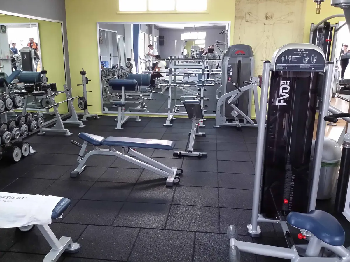 Suelo ECO-GYM instalado en la zona de peso libre con equipamiento profesional