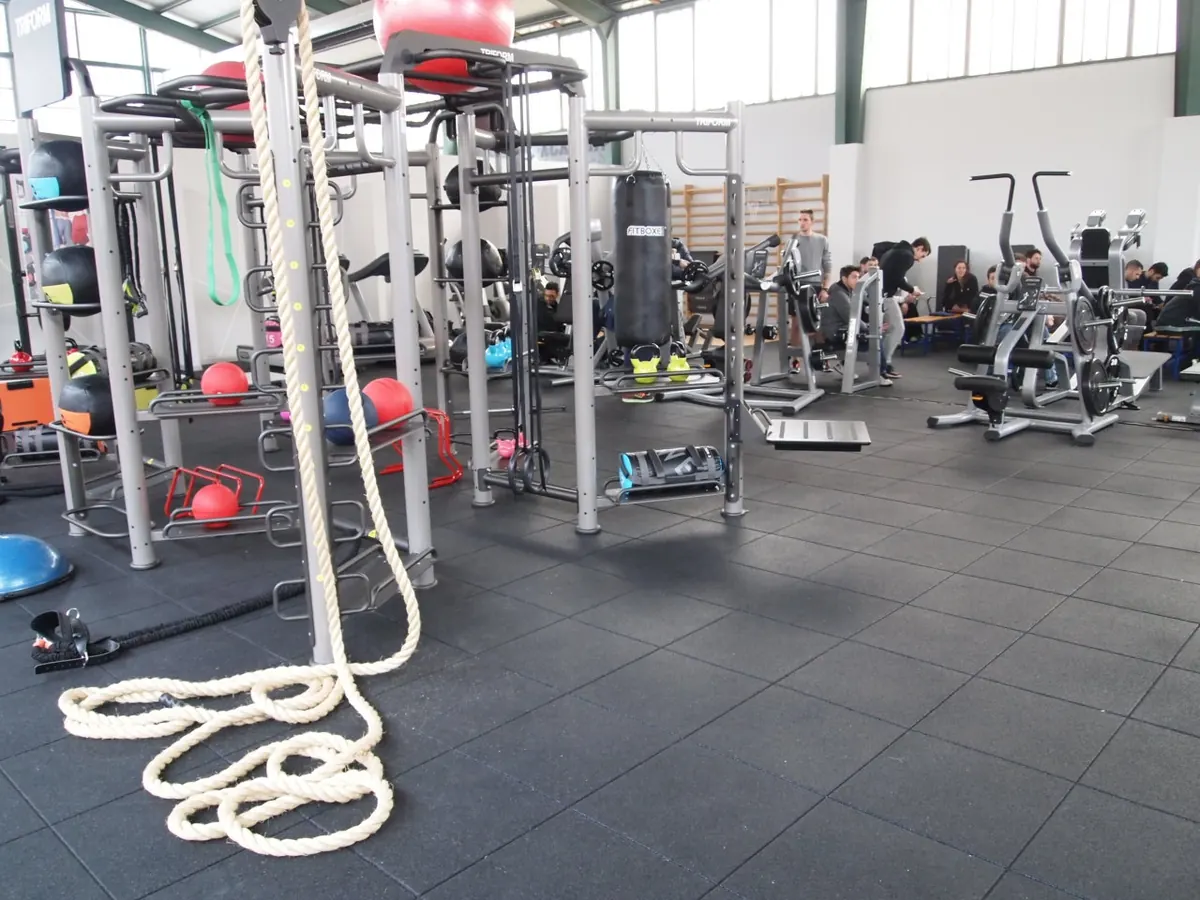 ECO-WELLNESS 15 Revêtement de sol ECO-GYM dans l'espace d'entraînement fonctionnel équipé d'appareils de fitness