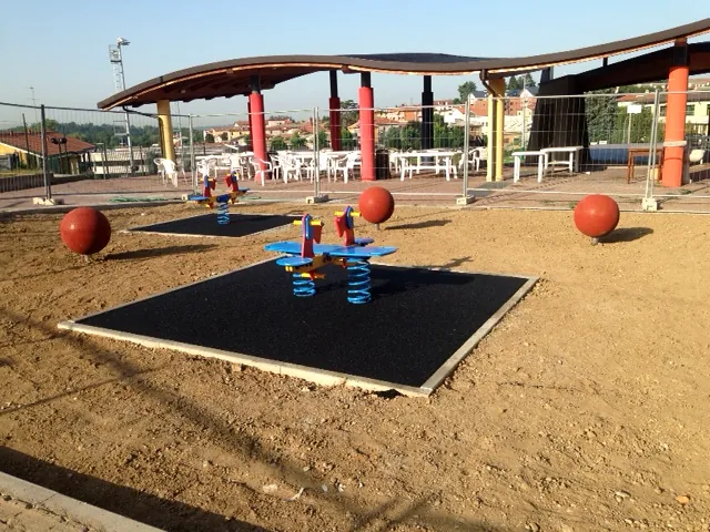 ECO-BALL 4 Mehr rote ECO-BALL-Bälle, die in einem Spielbereich im Freien platziert wurden