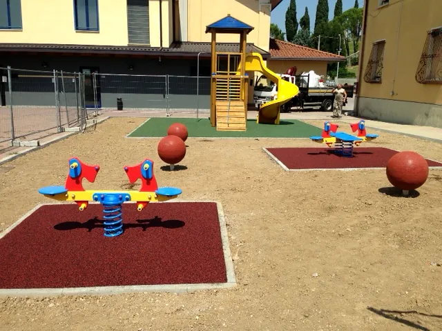 ECO-FUN 16 Spielplatz mit roten ECO-BALL-Bällen und Spielplatzgeräten