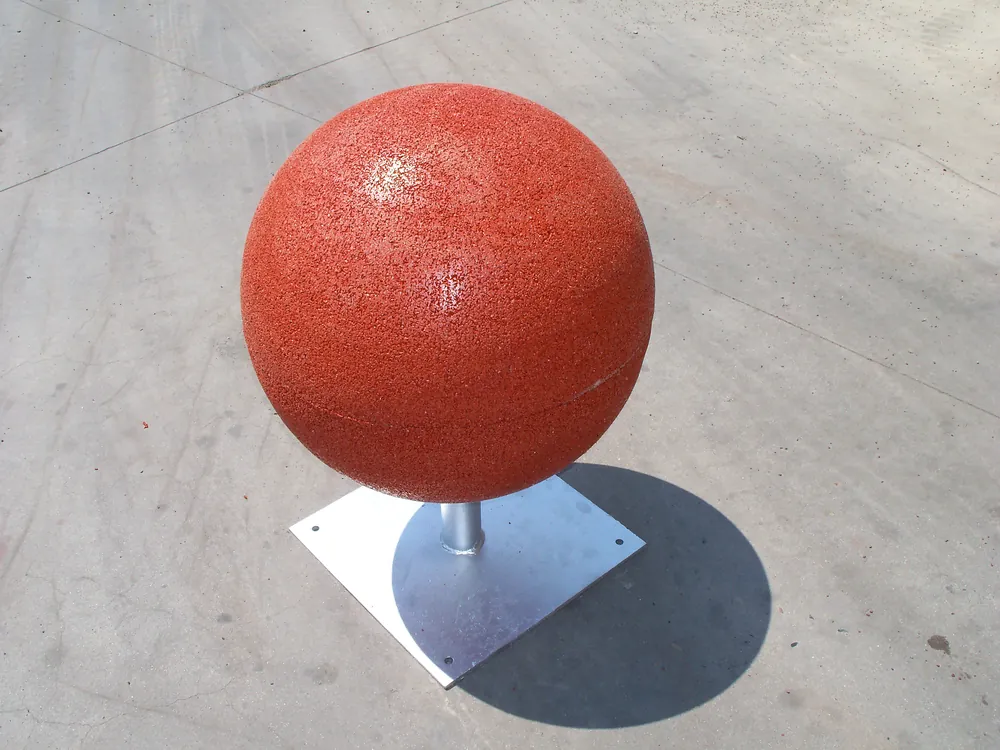 ECO-BALL 10 ECO-BALL in Rot, komplett mit Metallhalterung und Befestigungsplatte
