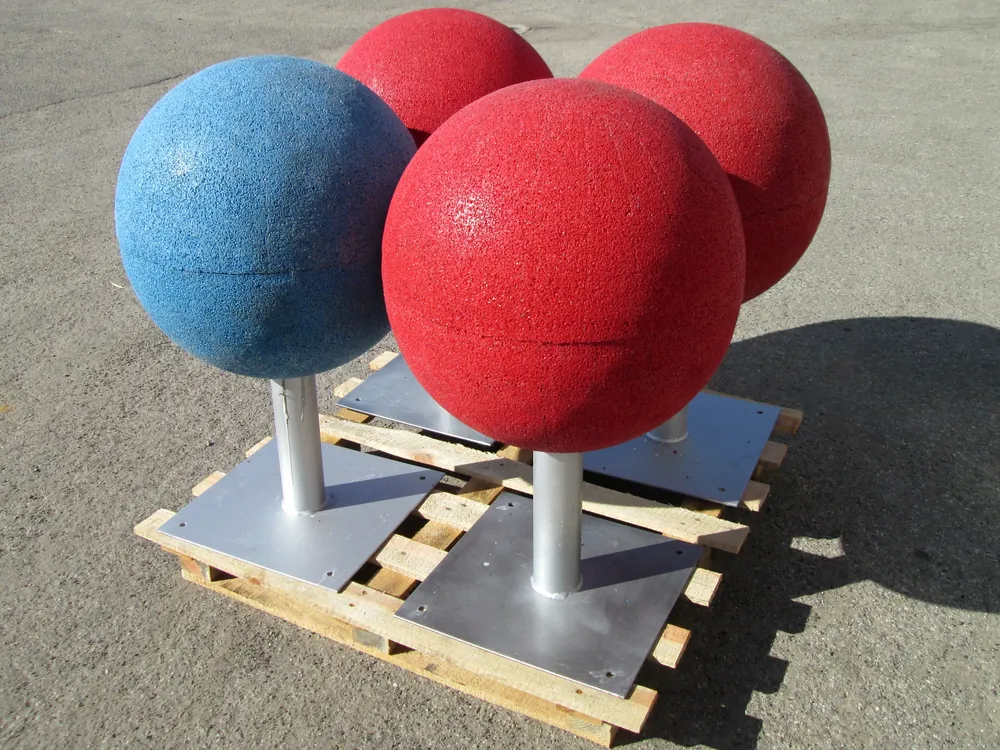 ECO-BALL 3 Rote und hellblaue ECO-BALL-Bälle, die als Produkt für Spielplätze und Spielbereiche präsentiert werden