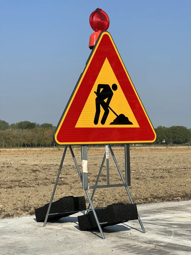 ECO-ROAD SAFETY 10 Utilisation concrète du socle en caoutchouc pour stabiliser les panneaux