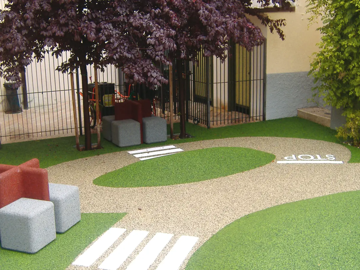 ECO-BENCHES 5 Panchina ECO-BENCHES inserita in un contesto di arredo urbano