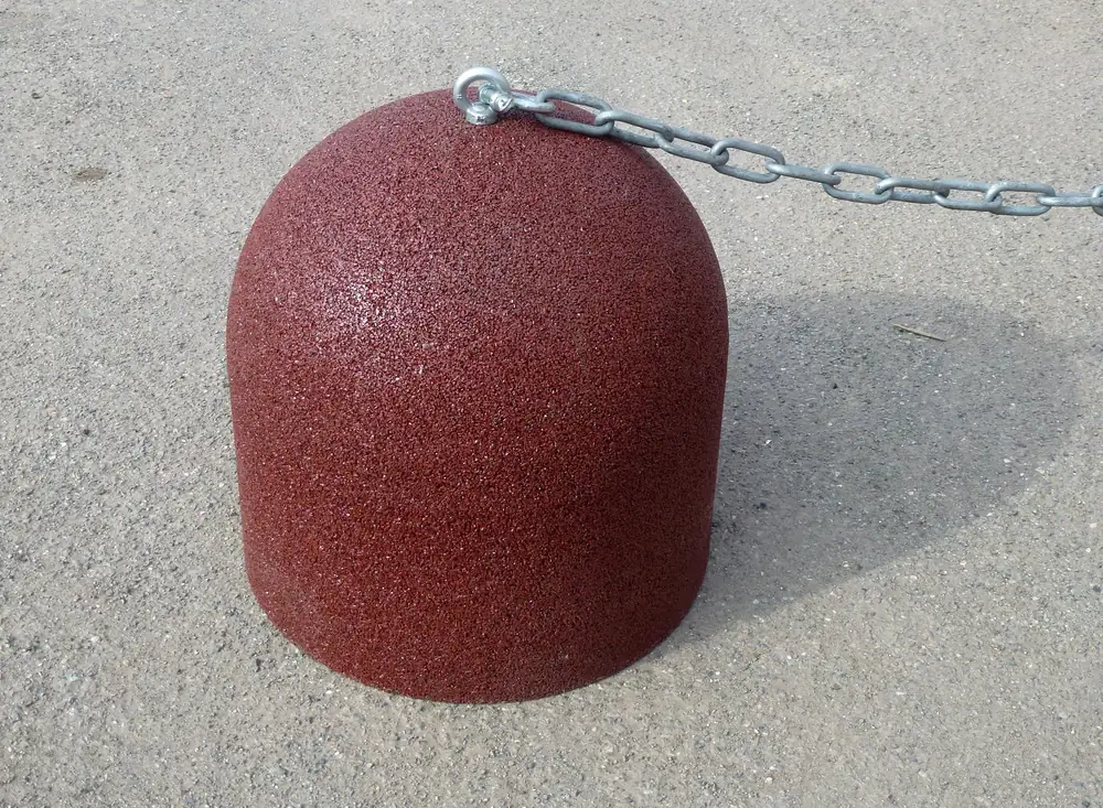 Dettaglio del golfare con catena su ECO-BOLLARD SPHERE