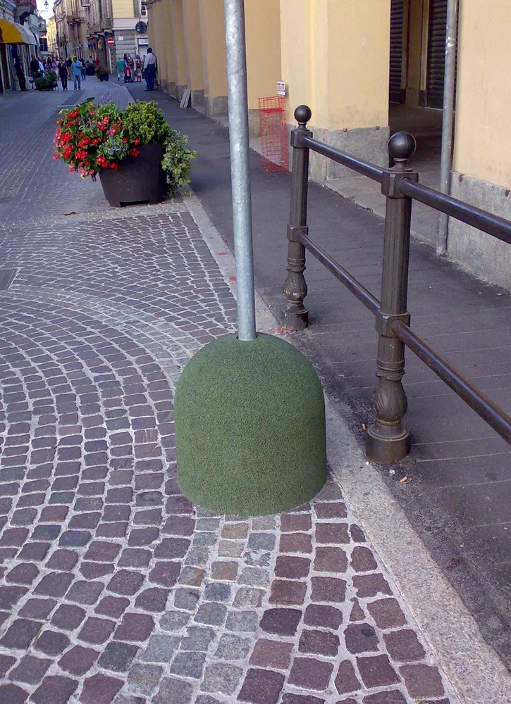 ECO-BOLLARD SPHERE verde con palo in un contesto urbano