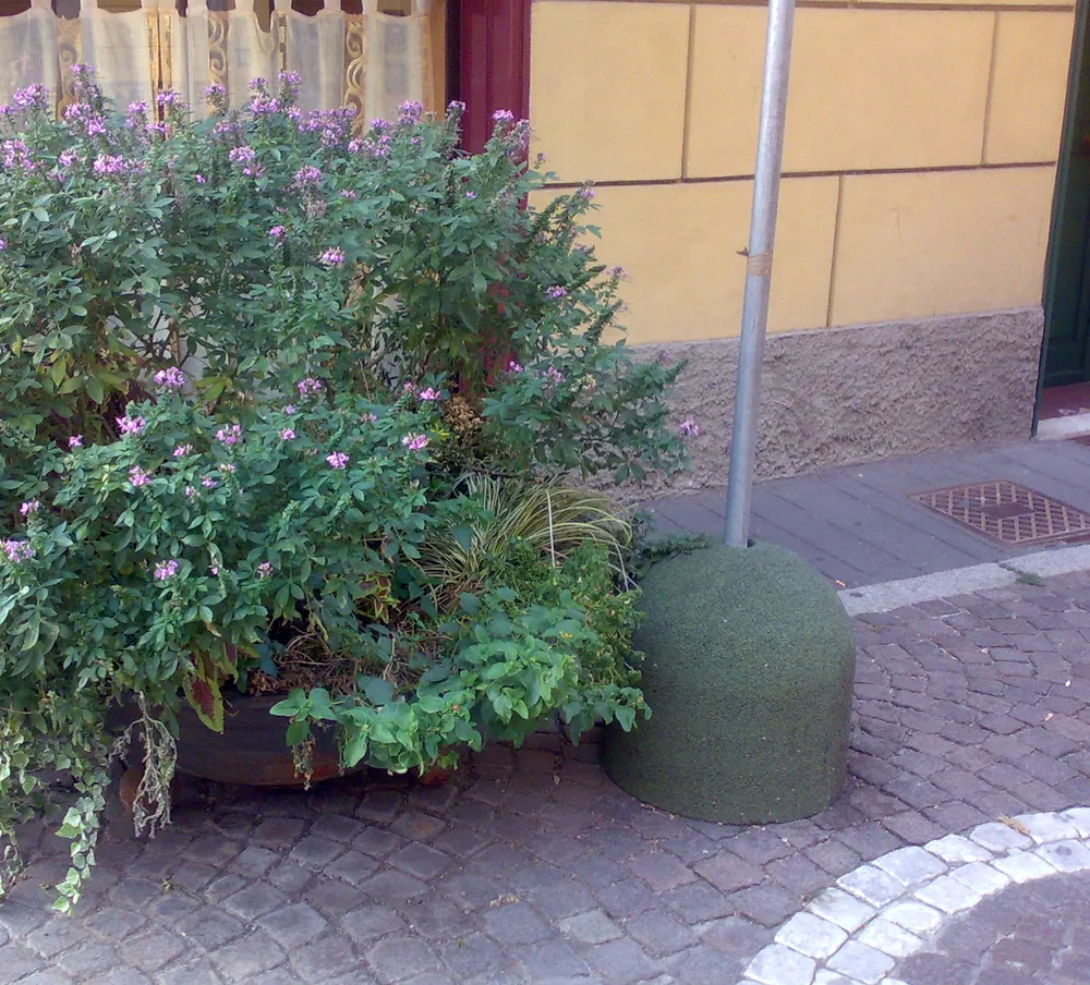 ECO-BOLLARD SPHERE verde inserito in uno spazio urbano
