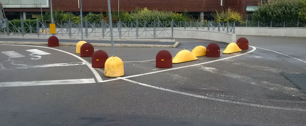 Dissuasori ECO-BOLLARD SPHERE installati su uno spartitraffico