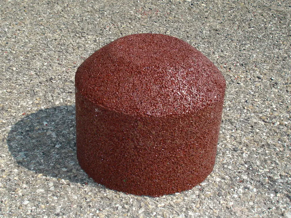 El elemento ECO-BONG rojo de caucho reciclado, visto de cerca