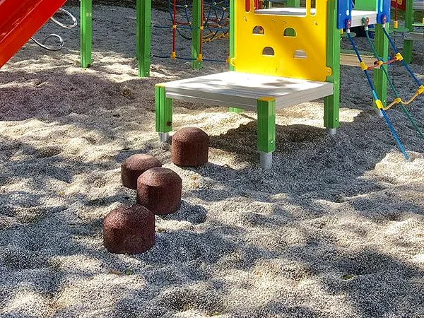 Circuito con elementos ECO-BONG en una zona de juegos al aire libre