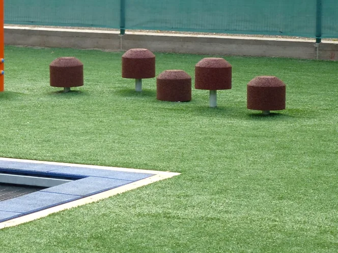 Elementos ECO-BONG instalados en secuencia para crear un recorrido en la zona de juegos