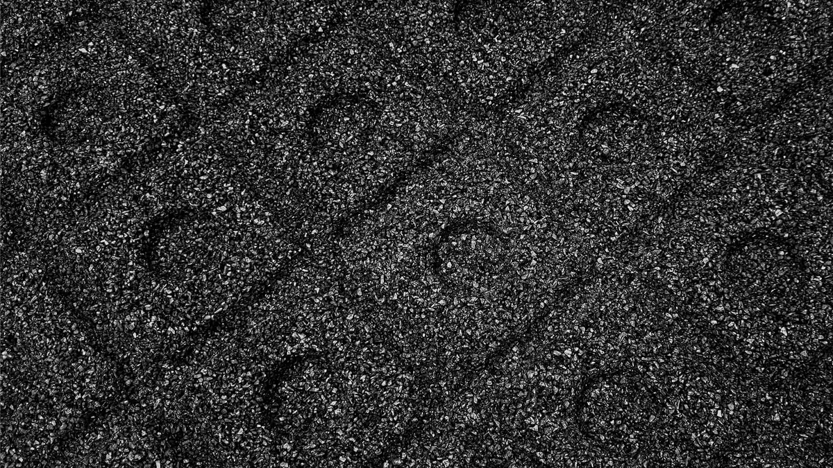 Détail de la surface en caoutchouc recyclé noir du revêtement de sol ECO-BOX