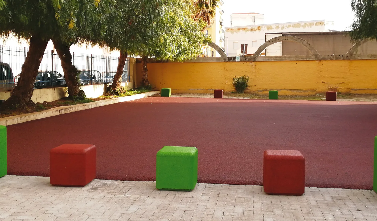 ECO-URBAN 8 Bancos ECO-CUBE rojos y verdes integrados en un espacio urbano al aire libre