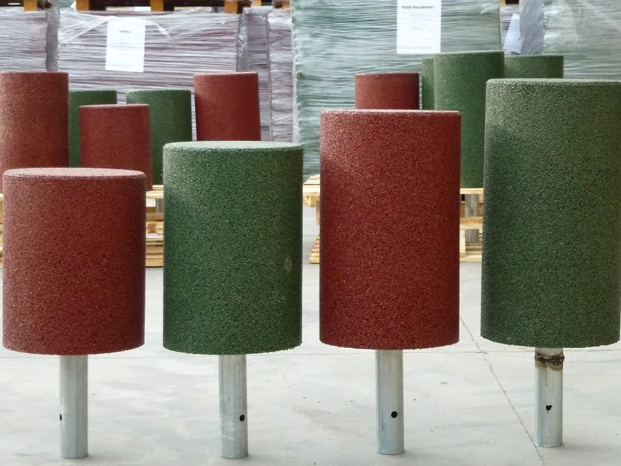 ECO-DRUM 7 Conjunto de ECO-DRUM rojos y verdes con los postes de sujeción a la vista