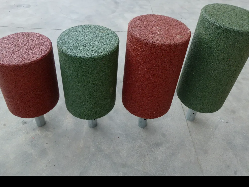 ECO-DRUM 4 ECO-DRUM rojos y verdes de diferentes alturas, vistos en perspectiva