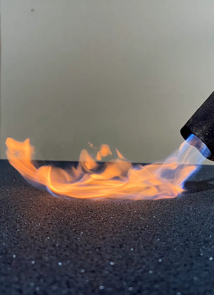 ECO-FLAME STOP GYM 5 Vertikaler Kontakt der Flamme mit dem Rand der ECO-FLAME STOP GYM-Platte