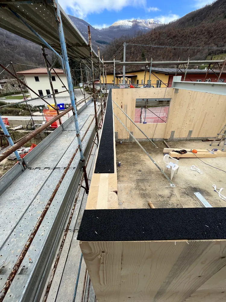 ECO-BUILDING 10 ECO-FON STRIP-Wandabschlussleiste, montiert an einer Trennwand aus Holz