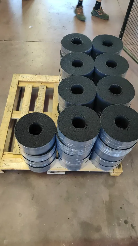 ECO-FON STRIP 4 Rotoli ECO-FON STRIP in gomma riciclata disposti su pallet