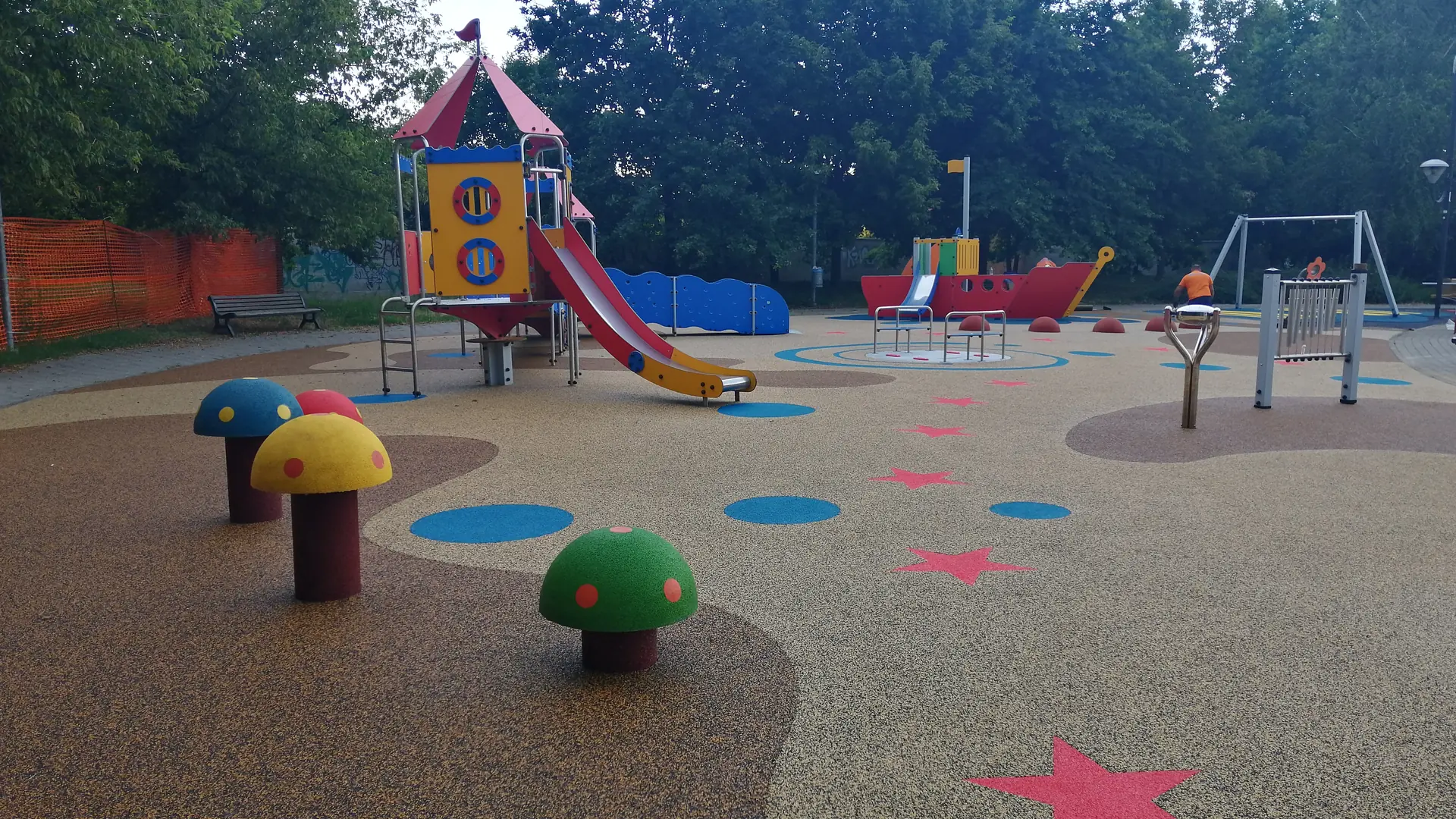 ECO-FUN 1 Spielplatz mit farbigem Bodenbelag und Spielgeräten aus der ECO-FUN-Serie