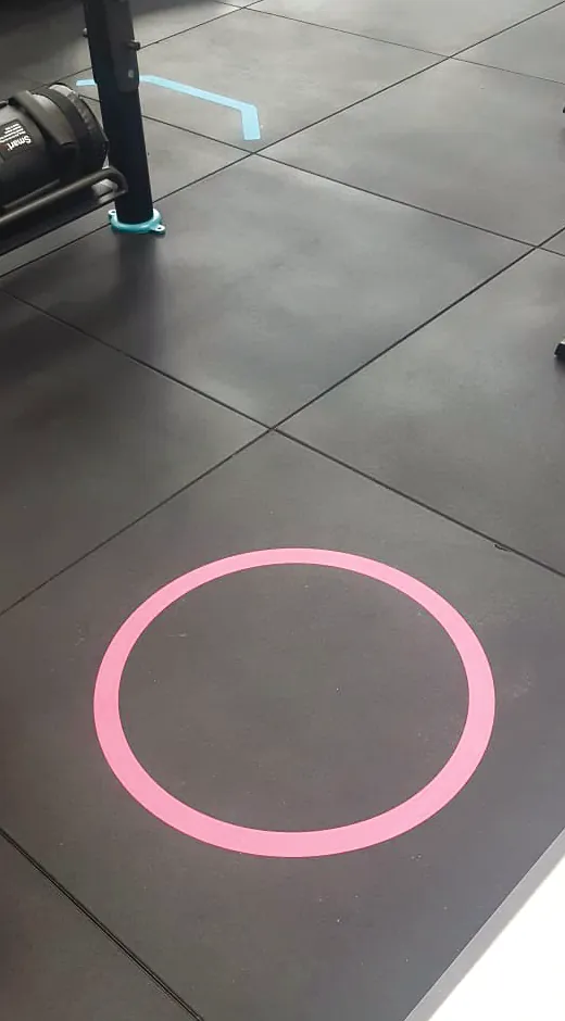 Suelo ECO-GYM PERSONAL instalado en el gimnasio con un círculo y marcas de colores integradas