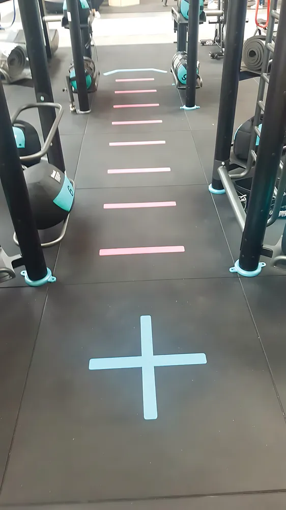 Circuito funcional con señalización de colores integrada en el pavimento ECO-GYM PERSONAL