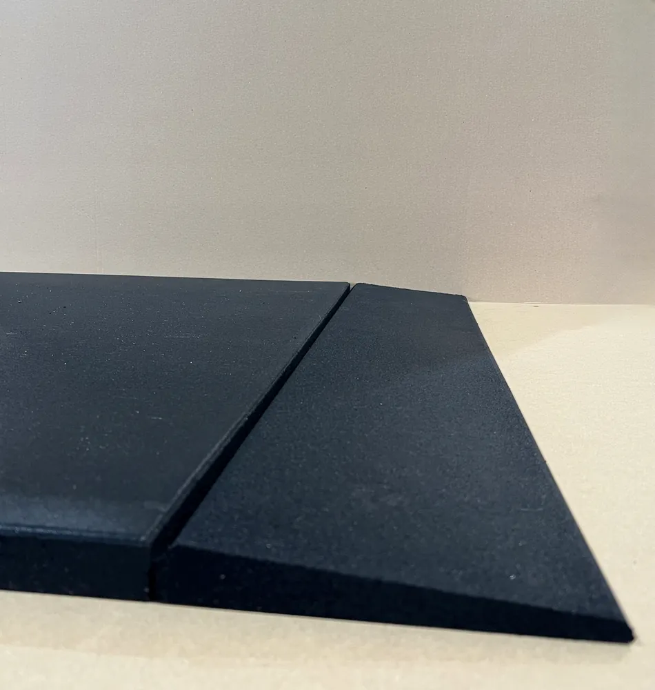ECO-GYM RAMP 4 Detailansicht der Verbindung zwischen Gummiplatte und geneigtem Profil ECO-GYM RAMP