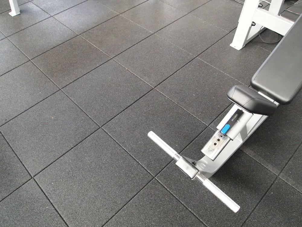 ECO-GYM TOP 4 Detailansicht der ECO-GYM TOP-Platten neben einer Fitnessbank