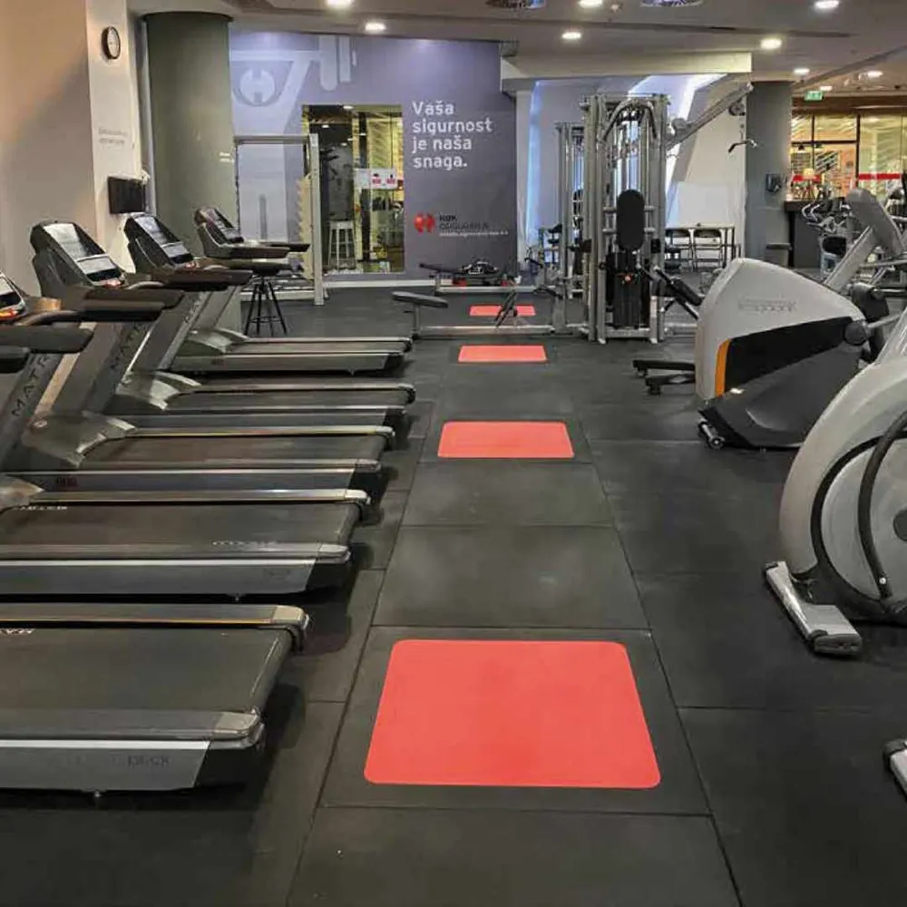Circuito lineal creado con placas ECO-GYM TOP FRAME entre los aparatos de cardio