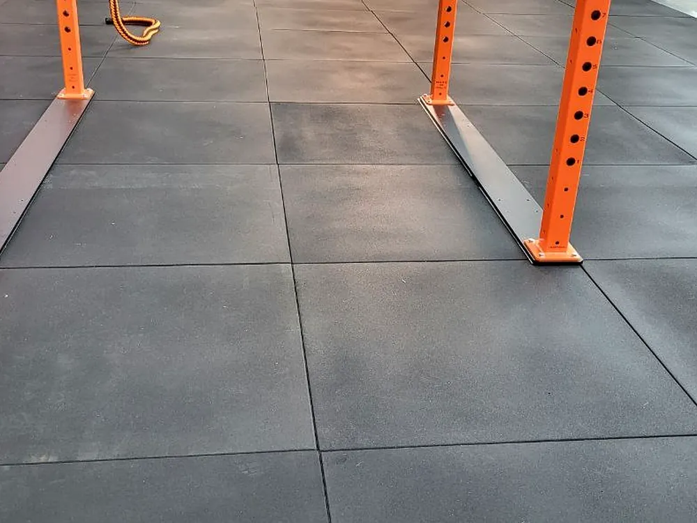 ECO-GYM TOP 10 ECO-GYM TOP-Platten, die unter einer Anlage für funktionelles Training installiert sind