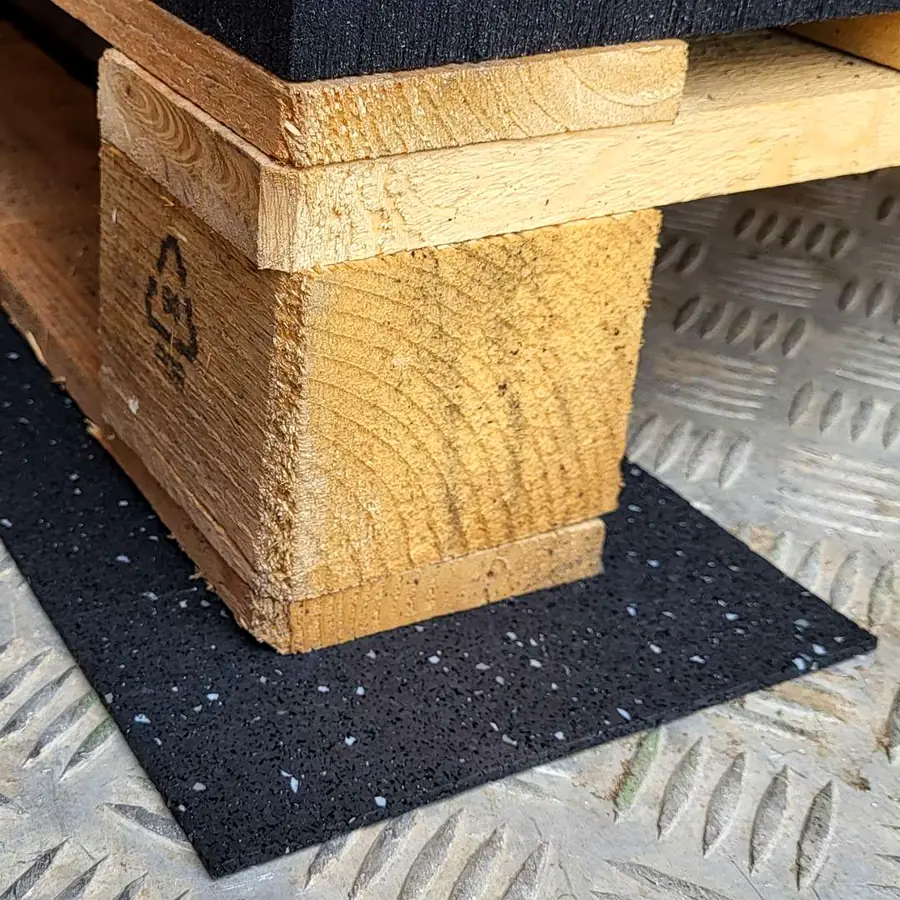 ECO-KARGRIP MAT colocado debajo de un soporte de carga para aumentar la fricción en el punto de apoyo