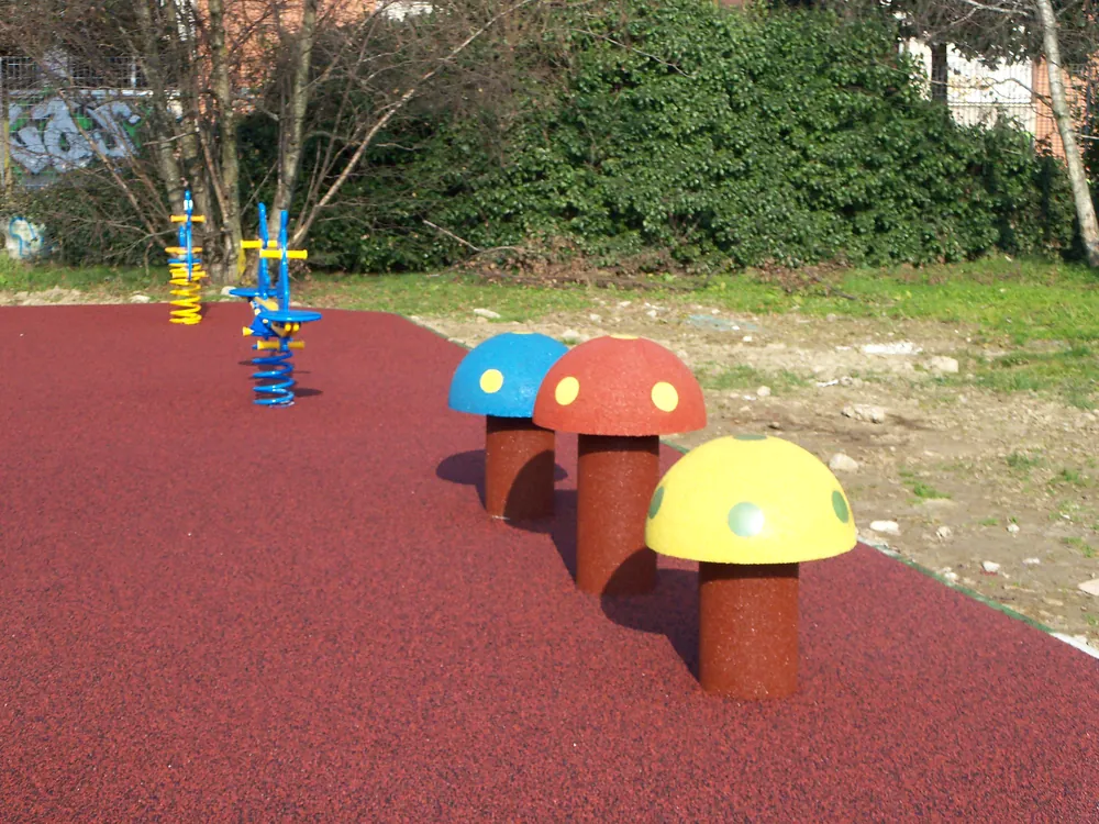 ECO-FUN 18 Bunte ECO-MUSHROOM-Spielgeräte auf einem Spielplatz im Freien