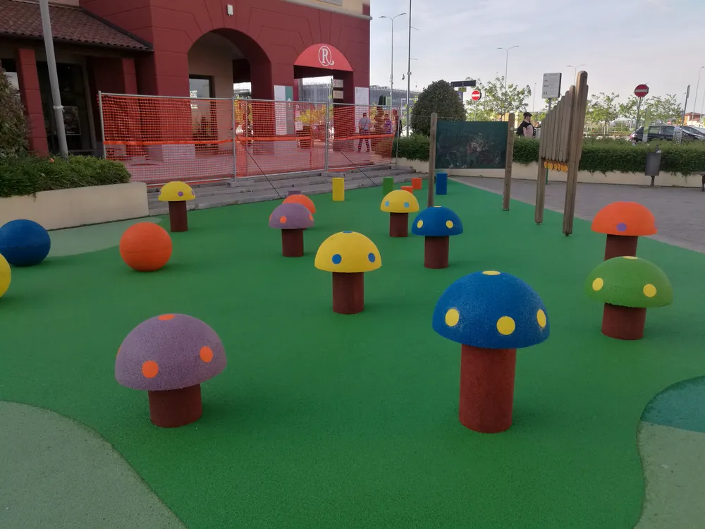 ECO-MUSHROOM 3 Spielbereich mit ECO-MUSHROOM-Spielelementen in verschiedenen Farben und Höhen