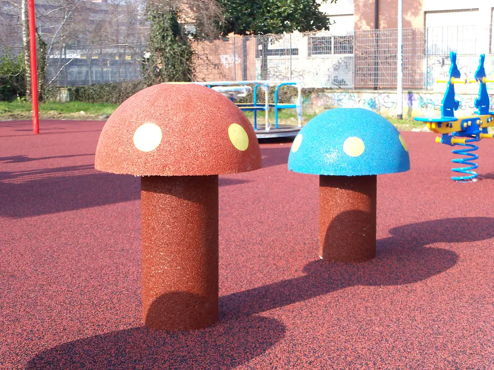 ECO-MUSHROOM 6 Zwei ECO-MUSHROOM-Elemente, die in einem Spielbereich aufgestellt wurden
