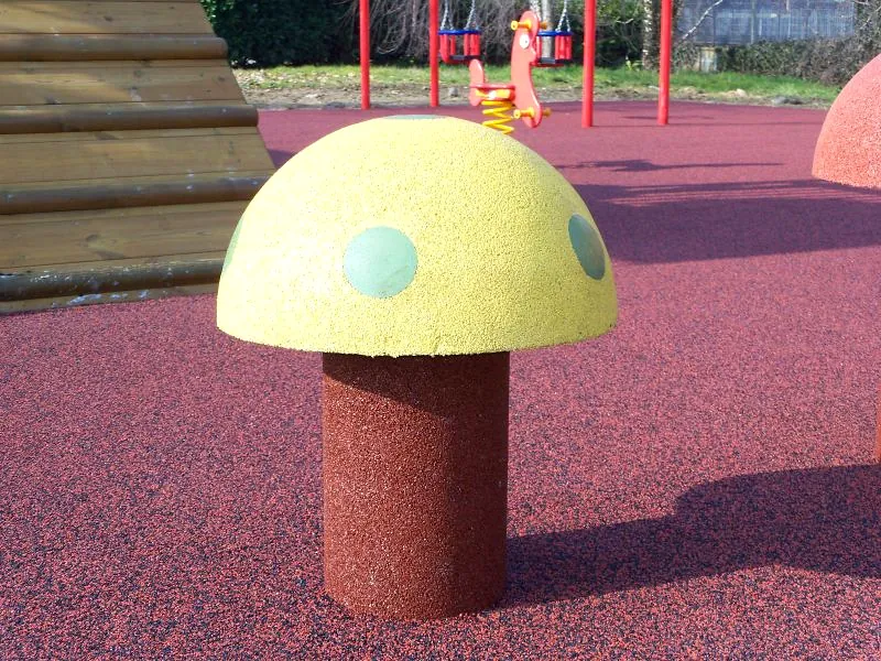 ECO-MUSHROOM 8 Detailansicht des gelben Hutes und des Stiels des ECO-MUSHROOM