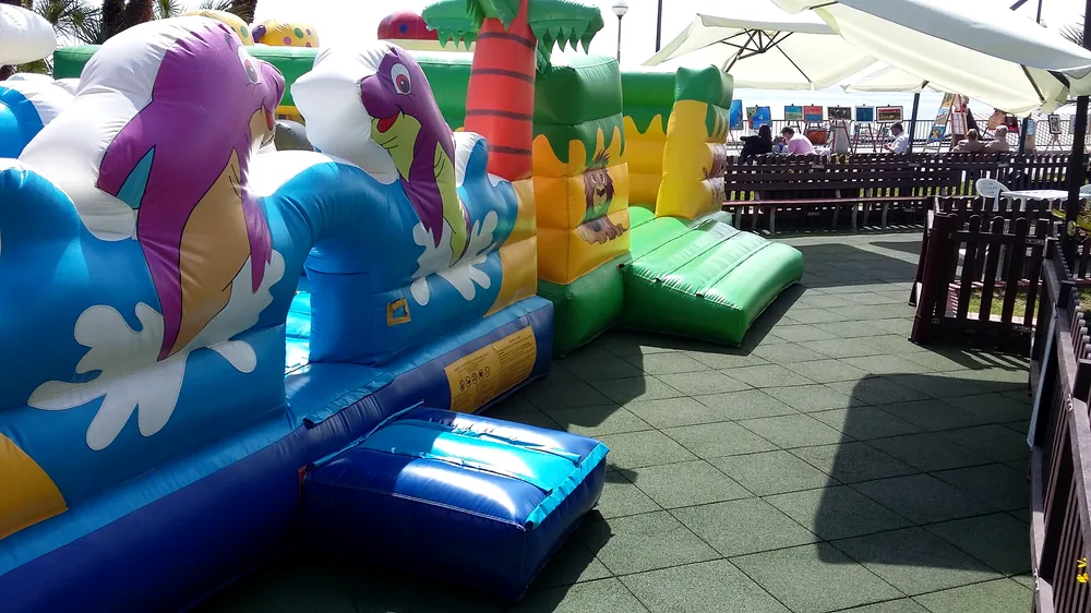 ECO-PAV 8 Pavimento ECO-PAV en una zona de ocio con juegos hinchables