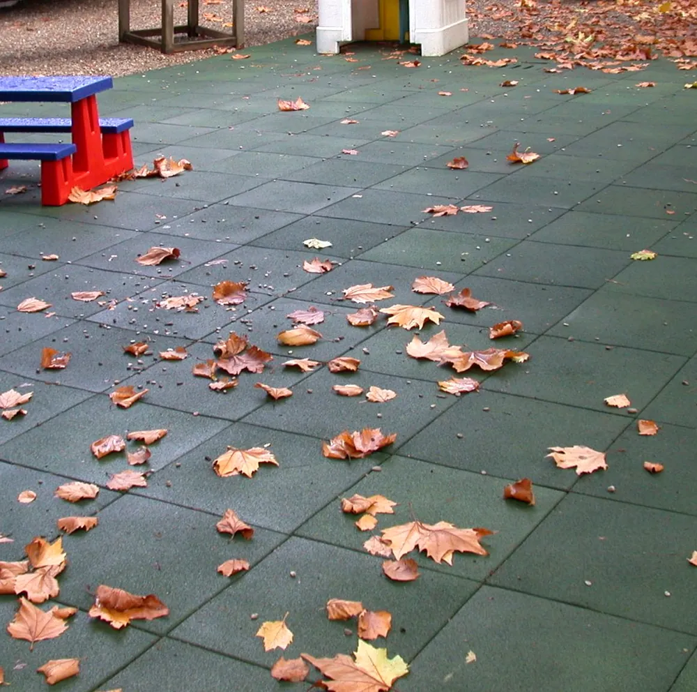 ECO-PAV 7 Pavimento ECO-PAV verde instalado en un parque infantil de Bolonia
