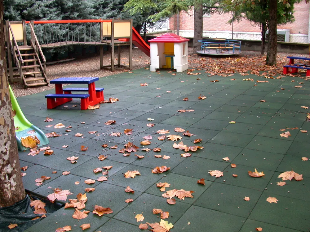 ECO-PAV 6 Pavimento ECO-PAV verde en una zona de ocio al aire libre en otoño