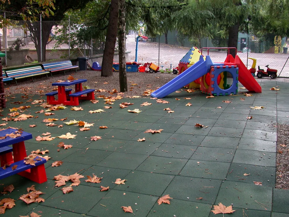 ECO-PAV 5 Baldosas ECO-PAV verdes en una zona de juegos con tobogán