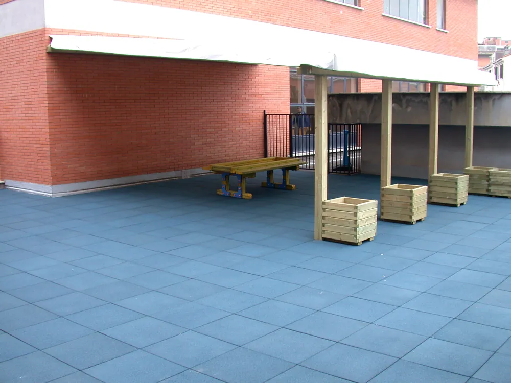 ECO-PAV 3 Pavimento ECO-PAV con baldosas azules instalado en el patio de un colegio