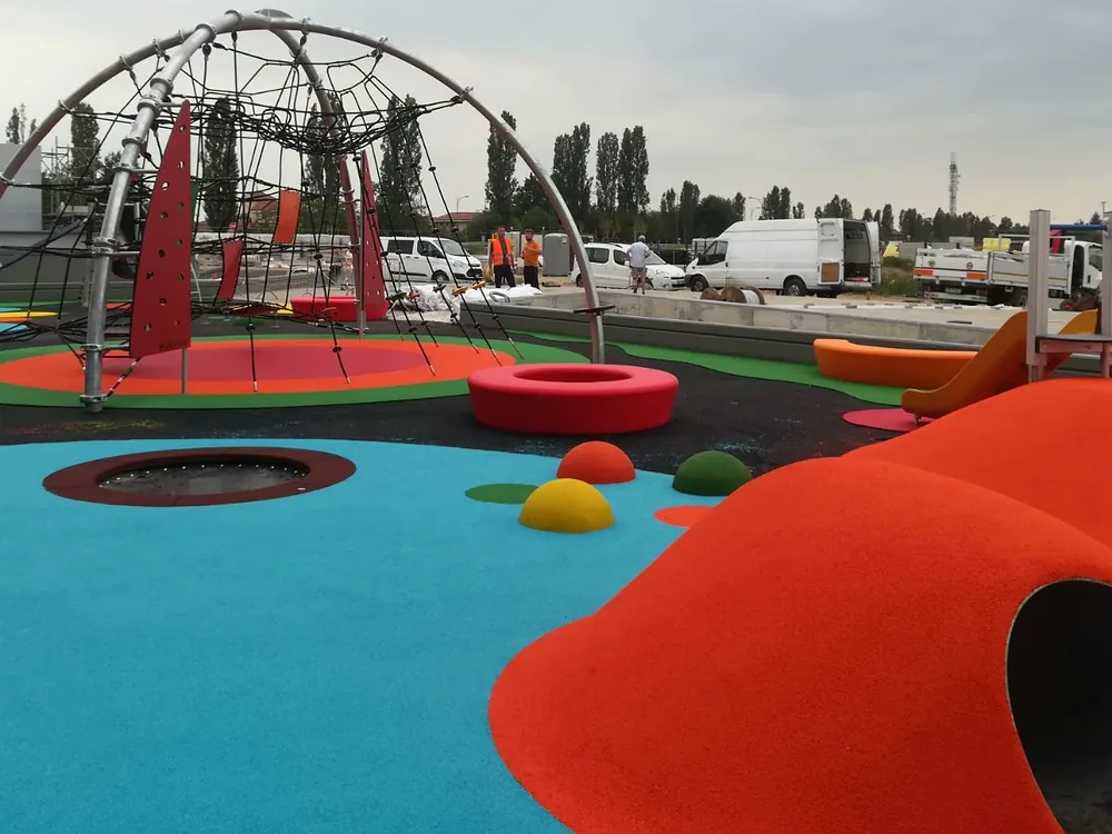 Giochi da esterno 2 Area giochi ECO-PLANET in fase di installazione con colline colorate e rete da arrampicata