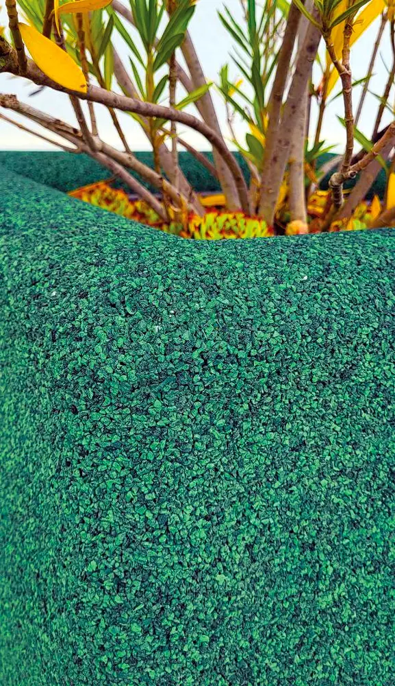 ECO-PLANTER L 8 Dettaglio della superficie in gomma riciclata verde di ECO-PLANTER L