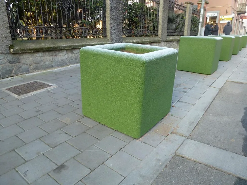 ECO-PLANTER L 3 Fioriera ECO-PLANTER L verde in gomma riciclata installata su marciapiede
