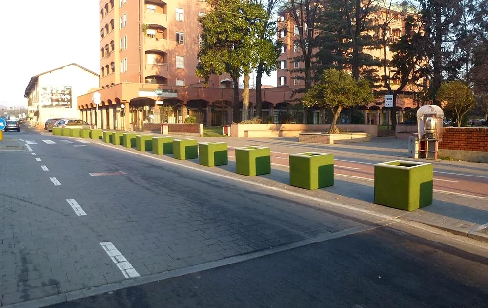 Fila di fioriere ECO-PLANTER L verdi in uno spazio urbano