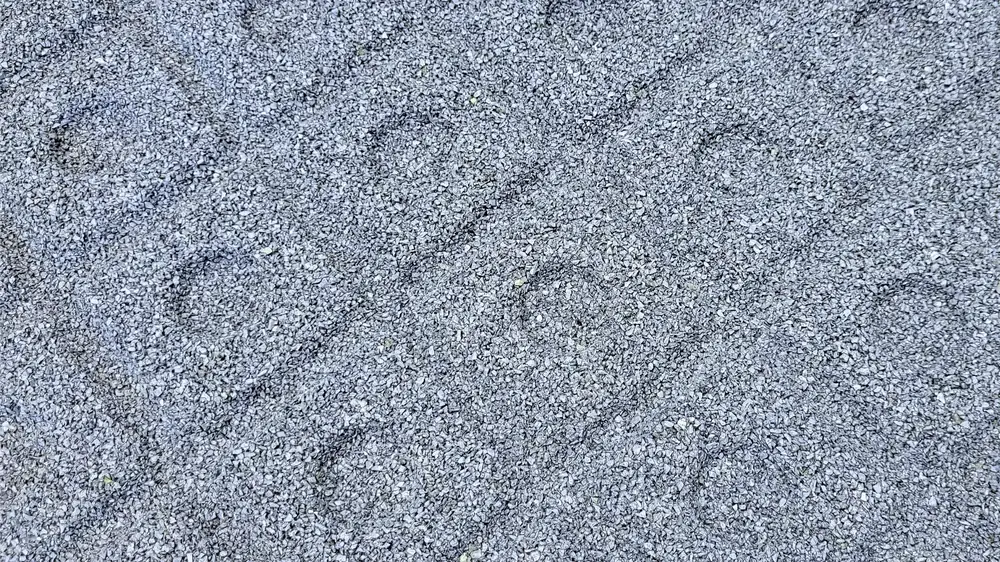 ECO-ROOF 6 Detailansicht der Oberfläche aus Gummigranulat der grauen ECO-ROOF-Platte